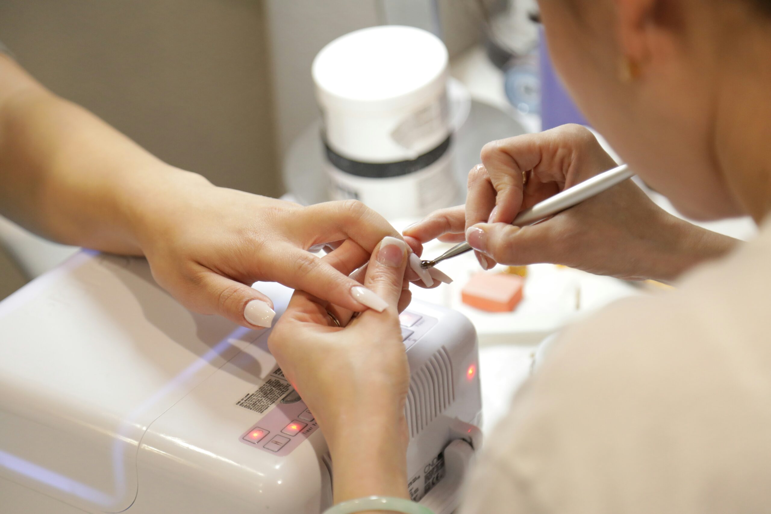 Khách hàng được chăm sóc móng tại salon