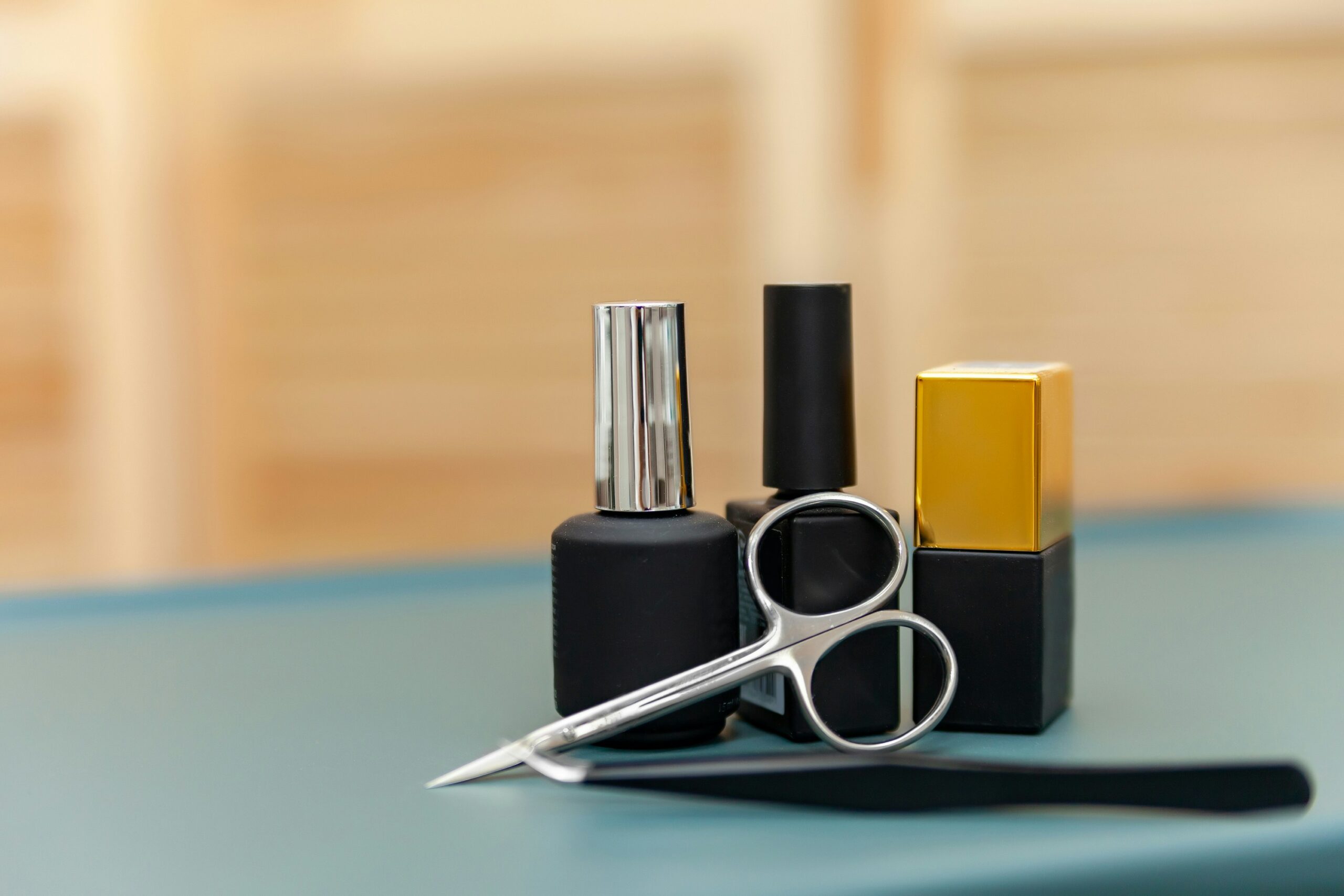 Dụng cụ chăm sóc móng Bộ dụng cụ chăm sóc móng tay chuyên nghiệp được sắp xếp gọn gàng, sẵn sàng cho quy trình làm đẹp tại nhà.