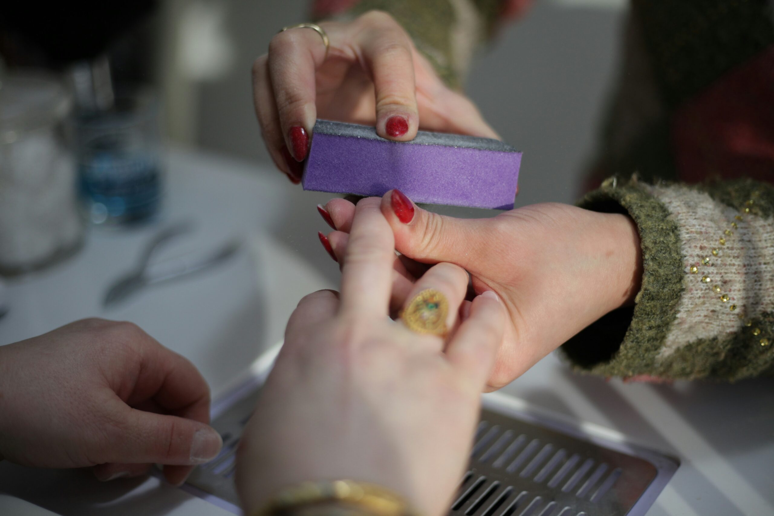 Tạo form móng đẹp Cận cảnh bàn tay đang tỉ mỉ dũa móng, tạo hình form móng theo một hướng duy nhất để tránh hư tổn.